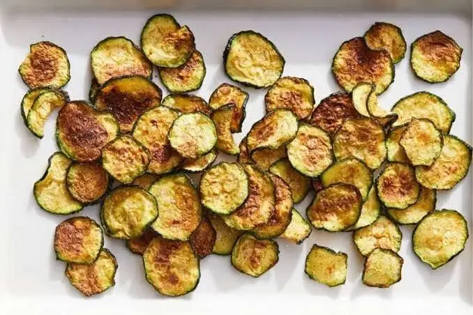 چیپس کدو سبز خانگی؛ جایگزینی خوشمزه برای چیپس های معمولی و چرب!