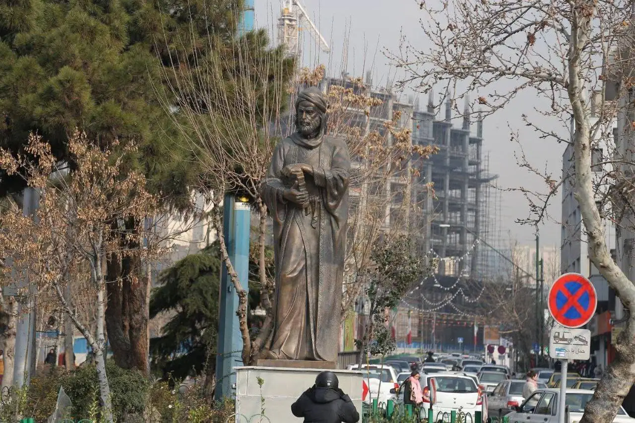 شاهدان خاموش شهر  -  گزارشی تصویری از تندیس های مشاهیر در تهران به بهانه رونمایی از تندیس کمال الملک