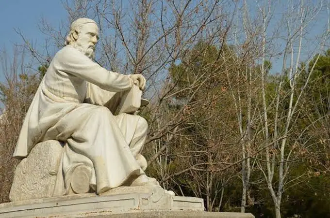 شاهدان خاموش شهر  -  گزارشی تصویری از تندیس های مشاهیر در تهران به بهانه رونمایی از تندیس کمال الملک