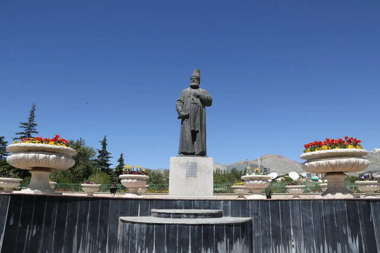 شاهدان خاموش شهر  -  گزارشی تصویری از تندیس های مشاهیر در تهران به بهانه رونمایی از تندیس کمال الملک