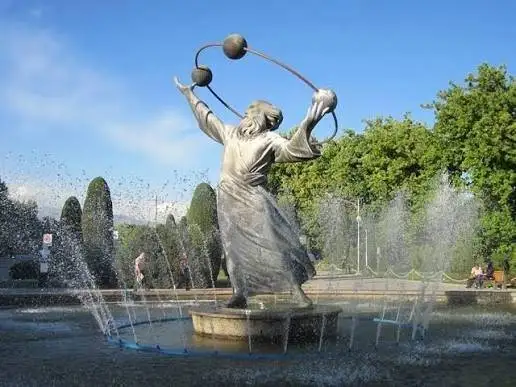 شاهدان خاموش شهر  -  گزارشی تصویری از تندیس های مشاهیر در تهران به بهانه رونمایی از تندیس کمال الملک