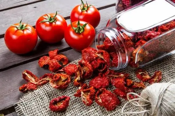 خوردن گوجه فرنگی برای این افراد ضرر دارد؛ 5 عارضه و نکته مهم که حتماً بدانید