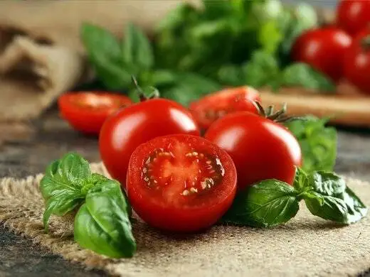 خوردن گوجه فرنگی برای این افراد ضرر دارد؛ 5 عارضه و نکته مهم که حتماً بدانید