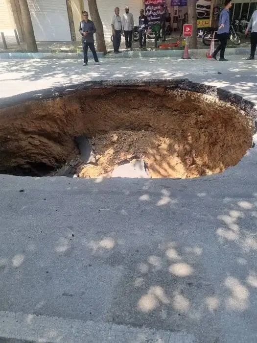 بخشی از خیابان نشاط اصفهان فرو ریخت - عکس