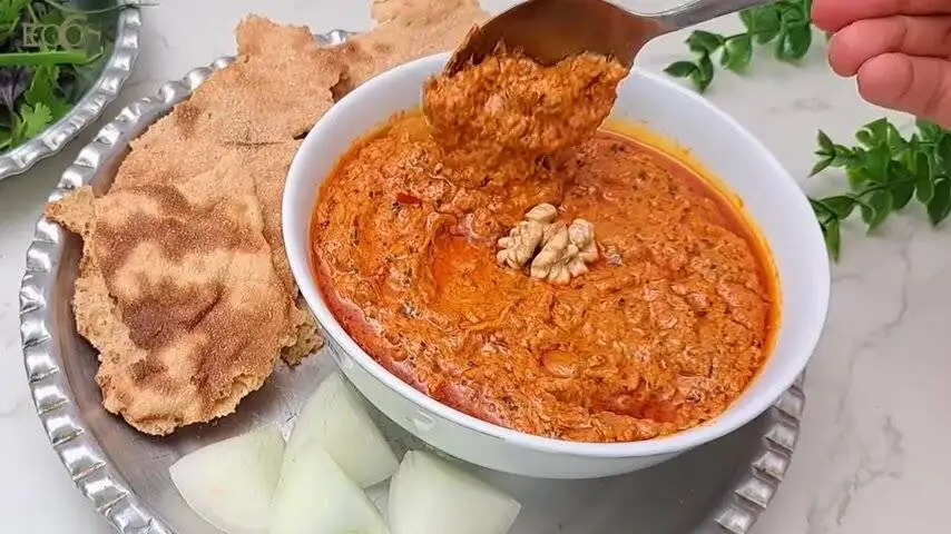 کال جوش؛ درست کردن غذای سنتی تهرانی با کشک، گردو و گوجه