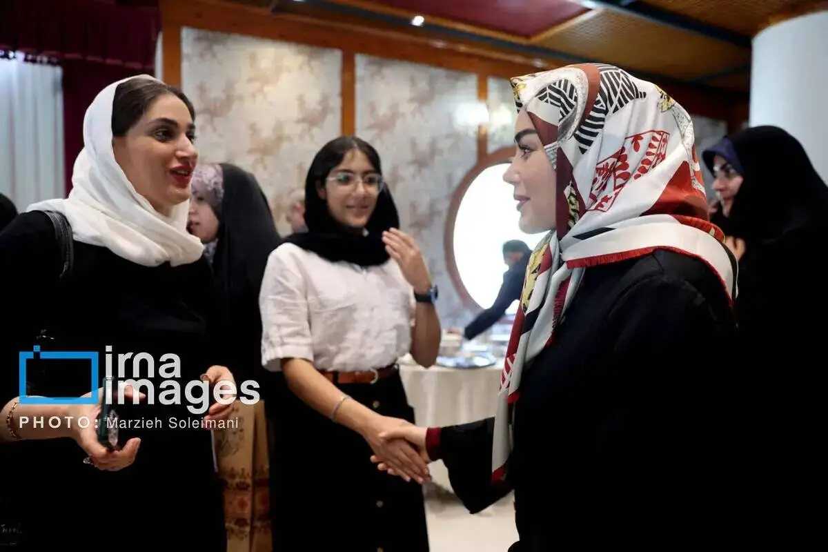 تصاویر  -  حضور دختر پزشکیان، همسر عراقچی و فاطمه مهاجرانی در یک نمایشگاه