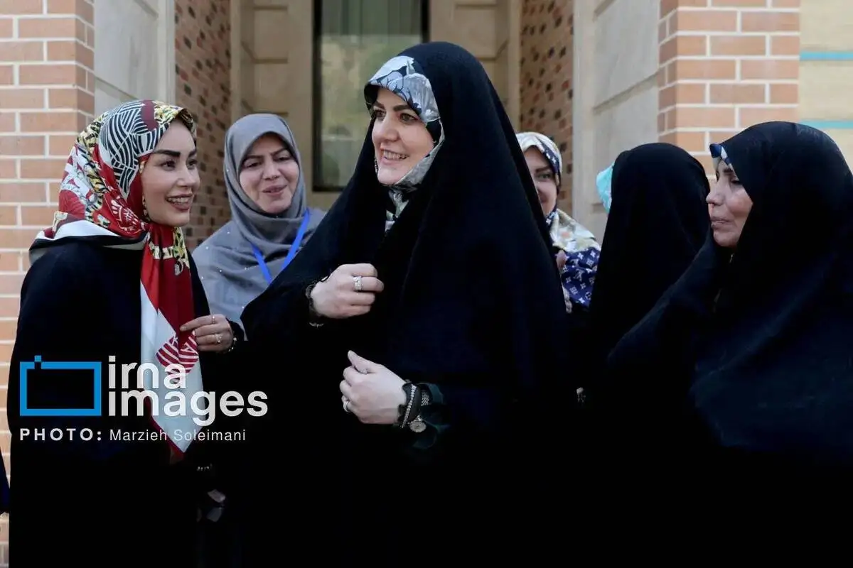 تصاویر  -  حضور دختر پزشکیان، همسر عراقچی و فاطمه مهاجرانی در یک نمایشگاه