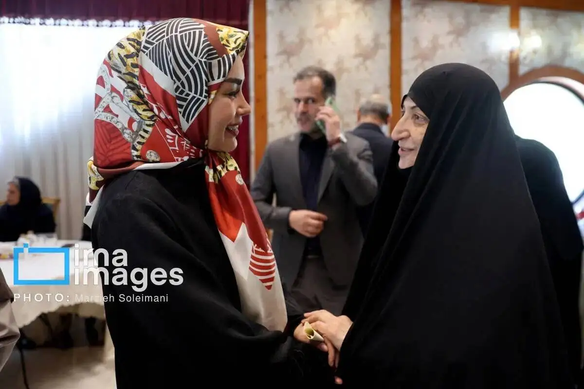 تصاویر  -  حضور دختر پزشکیان، همسر عراقچی و فاطمه مهاجرانی در یک نمایشگاه