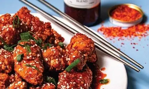 چیکن سوخاری با سس هات هانی؛ این غذای ترند را در خانه درست کنید