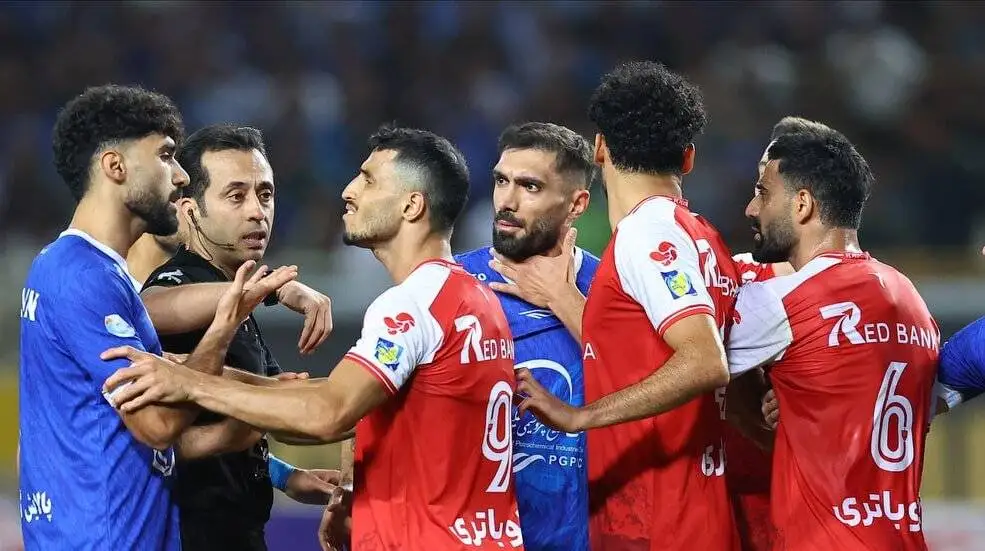 بازیکن پرسپولیس در3صحنه باید اخراج می شد؟ - تصاویر جنجالی درگیری آقاسی و کنعانی؛ خشم استقلال از داوری دربی 107