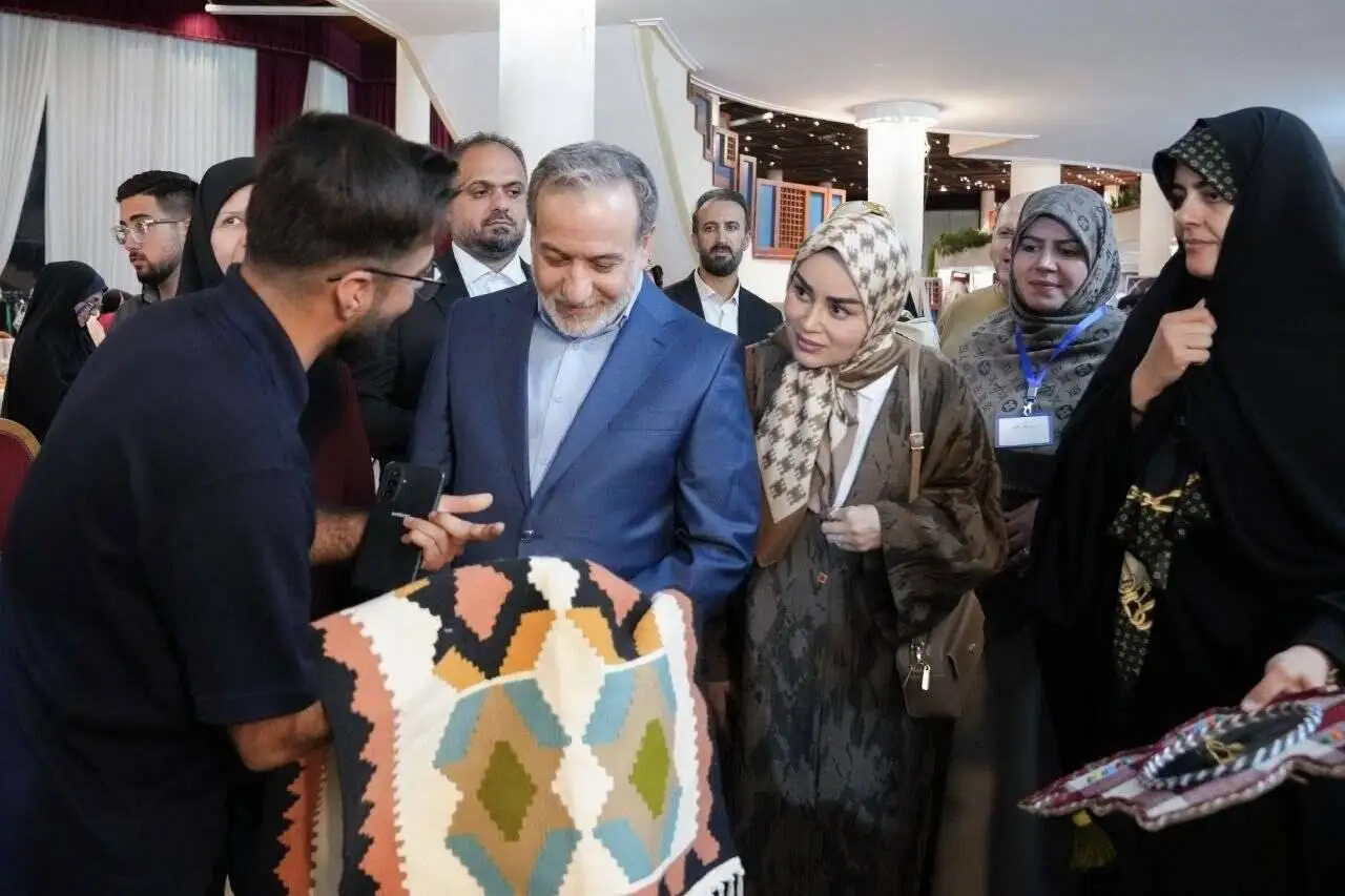 تصویری جدید از عباس عراقچی در کنار همسرش