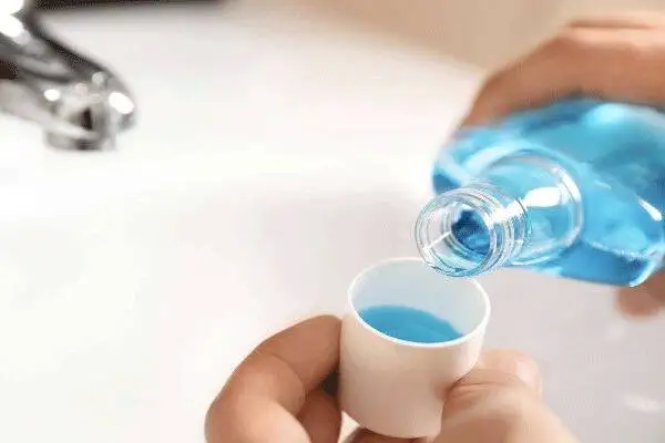 این دهان شویه را نباید هر روز استفاده کنید!