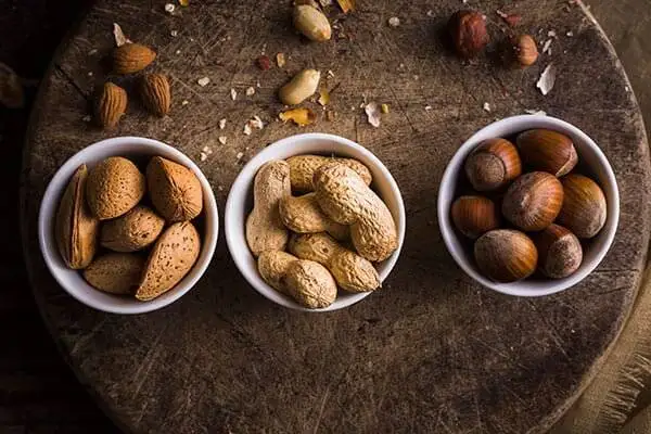 فندق یا بادام زمینی؛ کدام یک بیشتر کلسترول را پایین می آورد؟