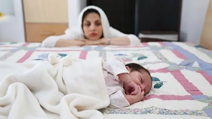 این جمله ها را به مادر تازه زایمان کرده نگویید؛ حالش را بد می کند؛ چه بگوییم؟
