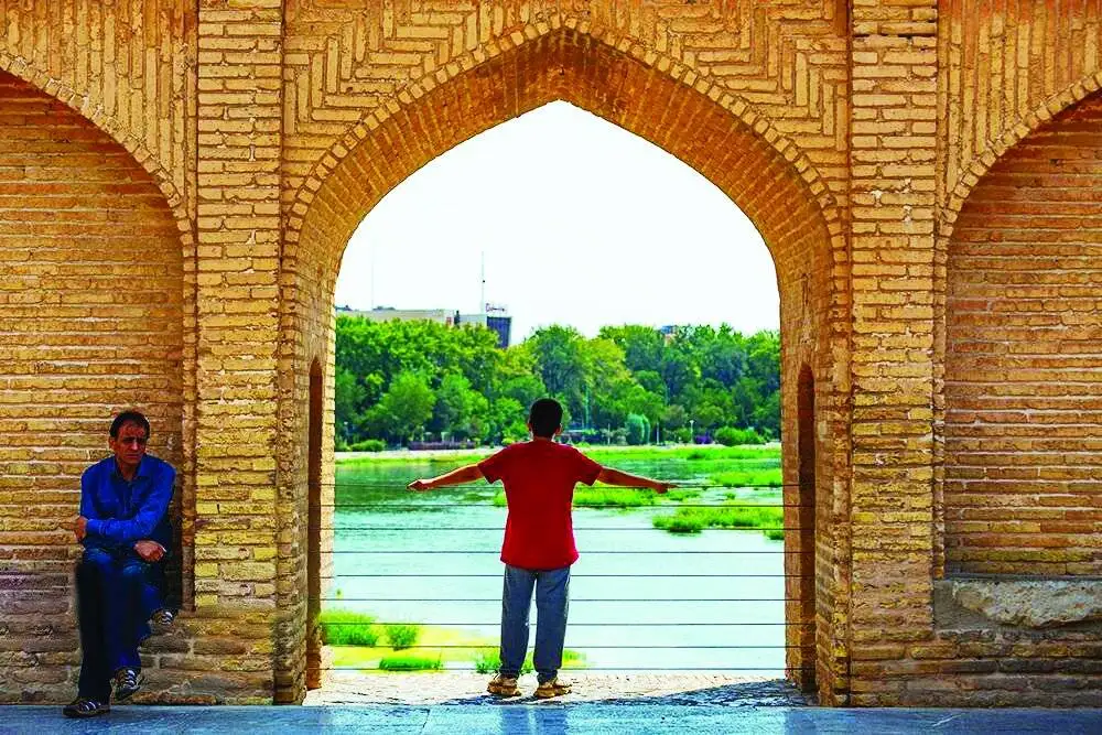 در آغوش زاینده رود - بررسی حضور پرشور شهروندان و گردشگران در حاشیه زاینده رود در روزهای پایانی تابستان
