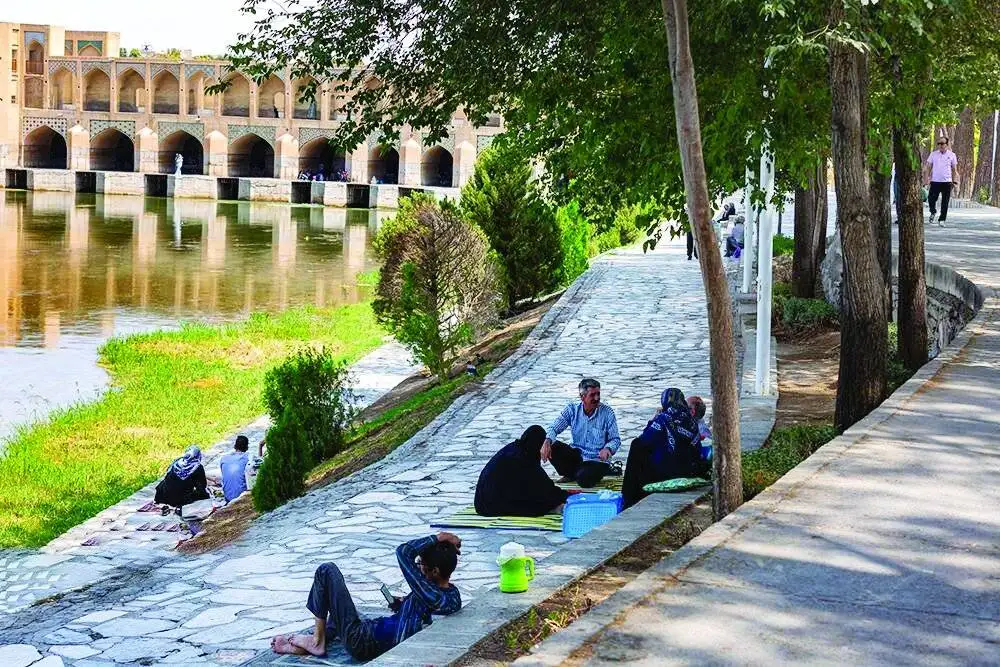 در آغوش زاینده رود - بررسی حضور پرشور شهروندان و گردشگران در حاشیه زاینده رود در روزهای پایانی تابستان