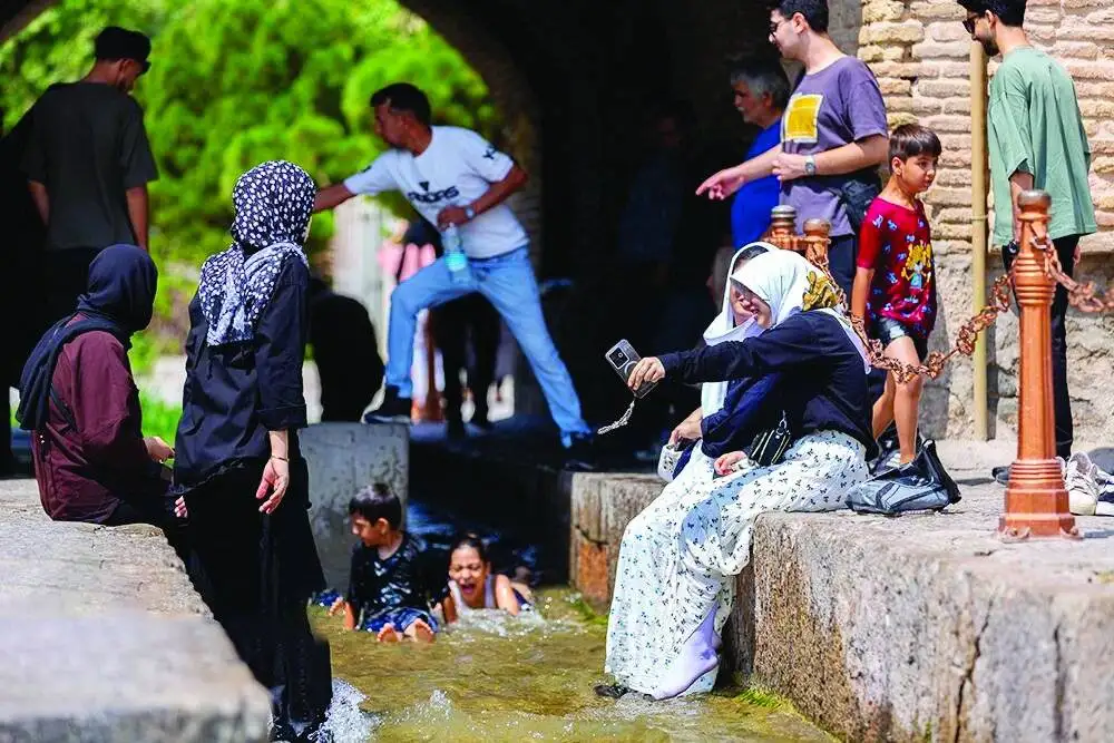 در آغوش زاینده رود - بررسی حضور پرشور شهروندان و گردشگران در حاشیه زاینده رود در روزهای پایانی تابستان