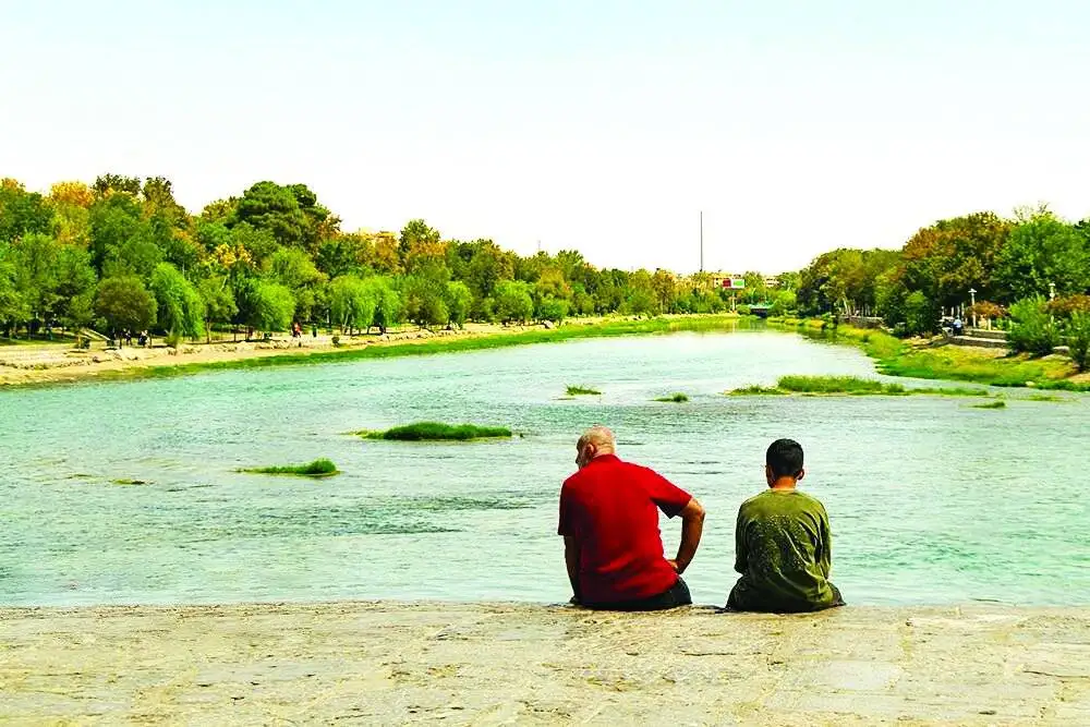 در آغوش زاینده رود - بررسی حضور پرشور شهروندان و گردشگران در حاشیه زاینده رود در روزهای پایانی تابستان