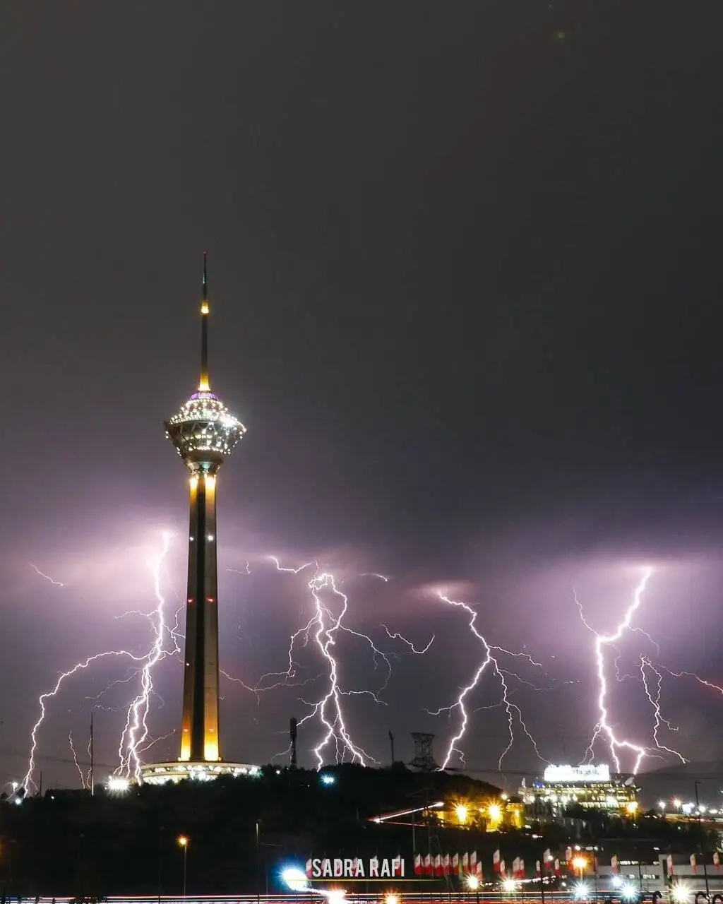 تصویر  -  نمای شگفت انگیز از برج میلاد در محاصره رعد و برق در آسمان تهران