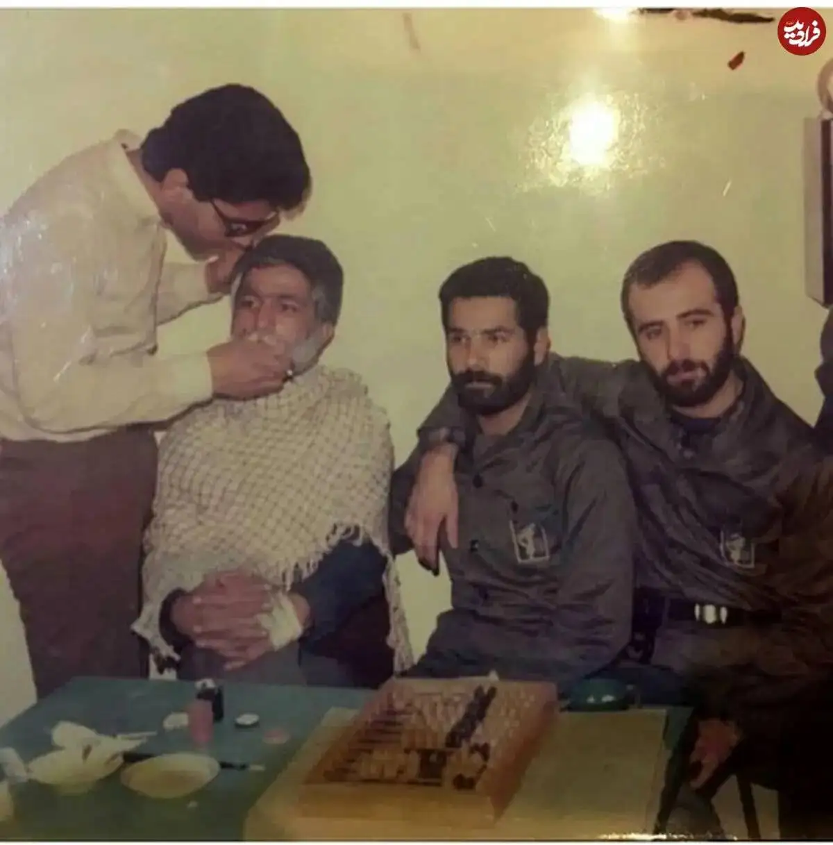 تصویر  -  مهران مدیری در حال گریم بازیگران تئاتر در اواخر دهه 60
