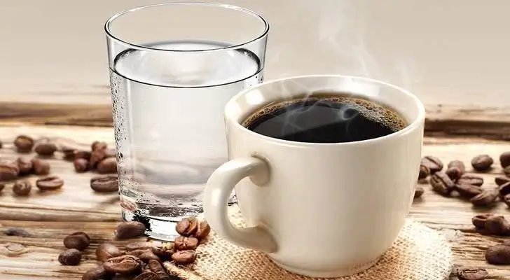 اول آب، بعد قهوه! چرا بهتر است روزتان را با یک لیوان آب آغاز کنید؟