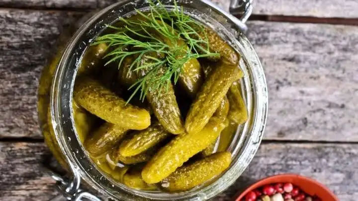 با خنک شدن هوا وقت درست کردن خیارشور خانگی آنهم بدون کپک است