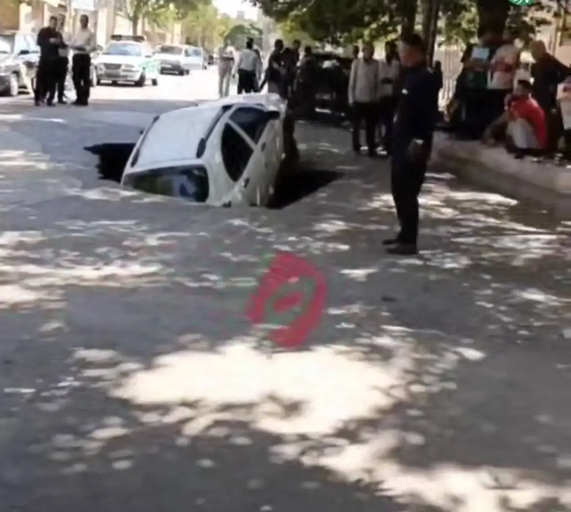 خودروی کوییک توسط زمین بلعیده شد - عکس
