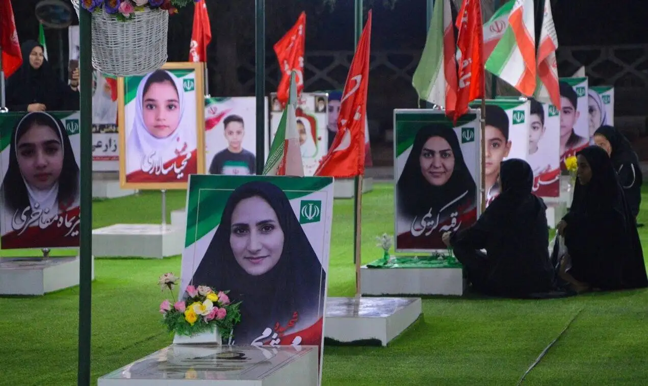 زنگ مهر در مدرسه لاله ها - روایتی تصویری از تلاش جهادگران دانشجو برای بازسازی مدرسه شجره طیبه میناب در آستانه ماه مهر