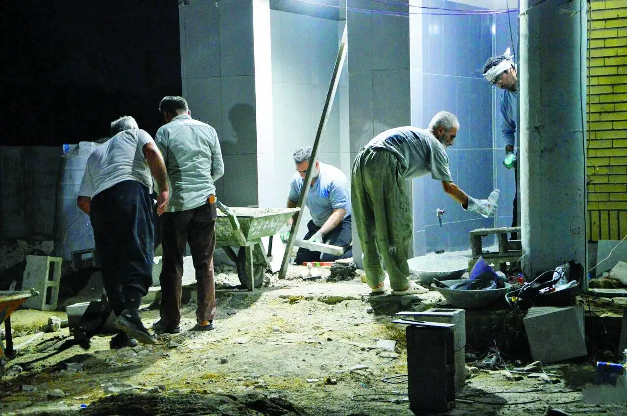 زنگ مهر در مدرسه لاله ها - روایتی تصویری از تلاش جهادگران دانشجو برای بازسازی مدرسه شجره طیبه میناب در آستانه ماه مهر
