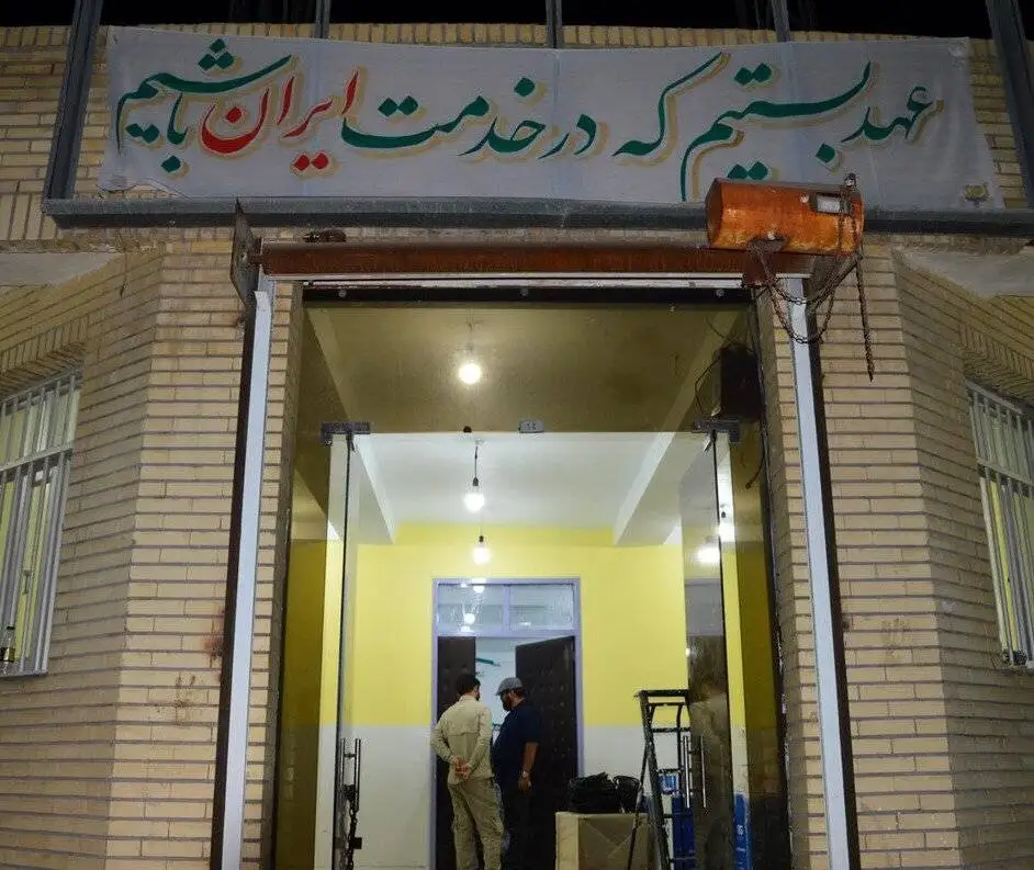 زنگ مهر در مدرسه لاله ها - روایتی تصویری از تلاش جهادگران دانشجو برای بازسازی مدرسه شجره طیبه میناب در آستانه ماه مهر