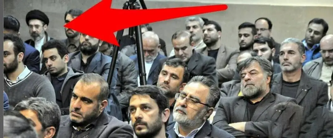 تصویر - حضور رهبر انقلاب در جلسه اولیاء و مربیان مدرسه فرزندش