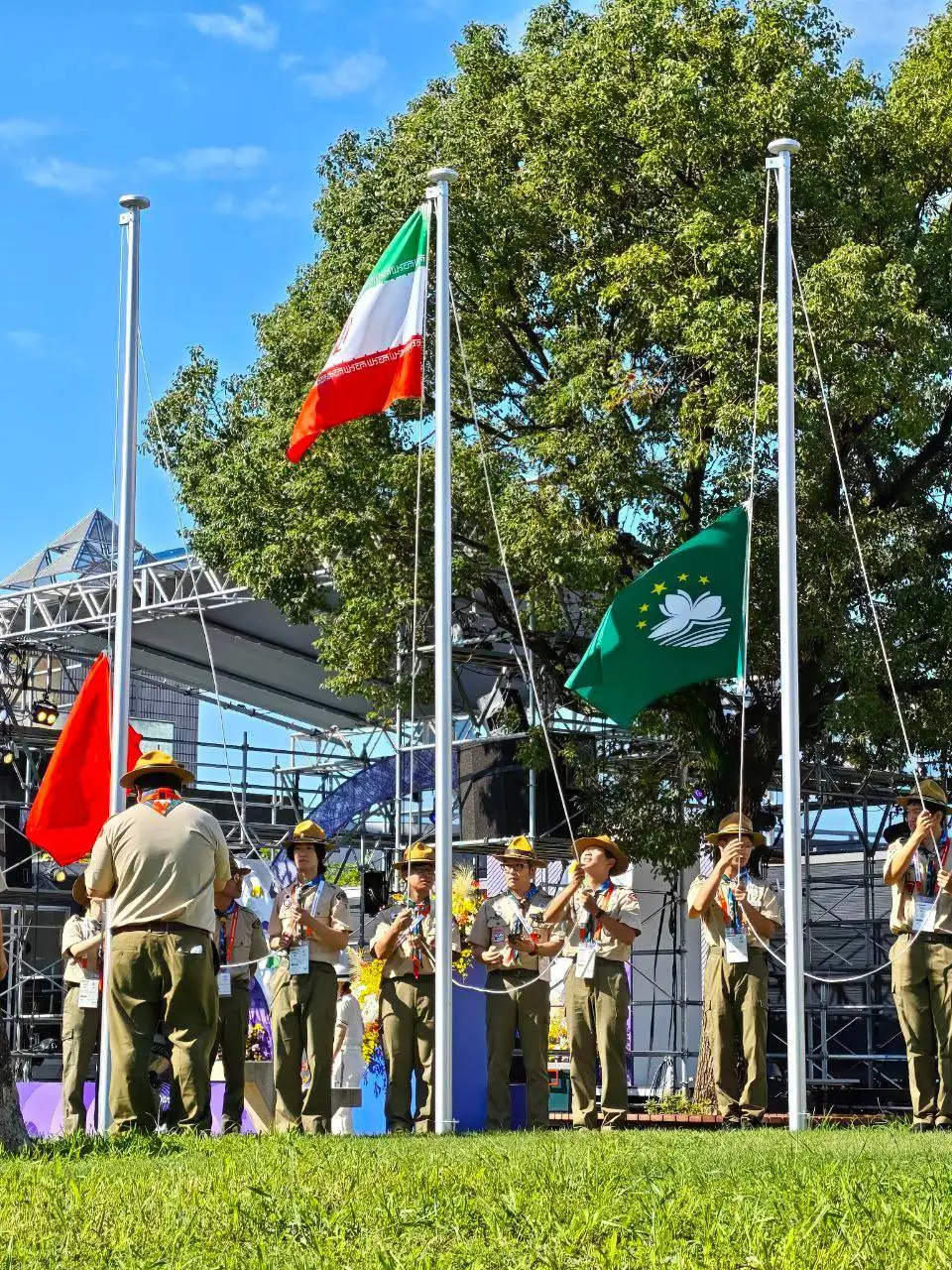 پرچم ایران در دهکده بازی های آسیایی آیچی–ناگویا به اهتزاز درآمد - هدیه فرهنگی به شهردار دهکده بازی های آسیایی + عکس
