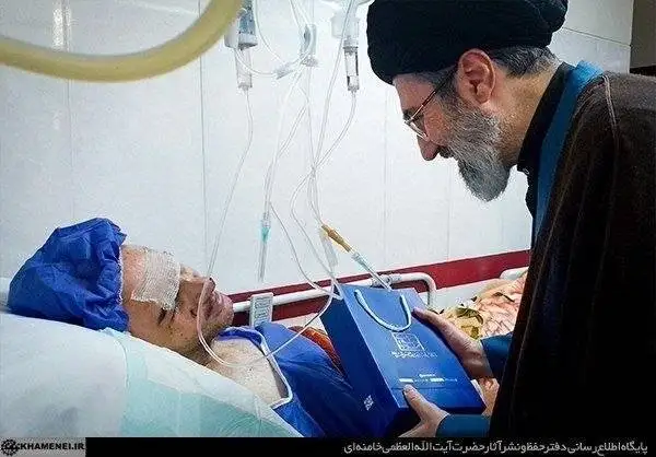 تصاویر - عکس هایی از لحظه عیادت رهبر انقلاب از جانبازان پیجری حزب الله لبنان