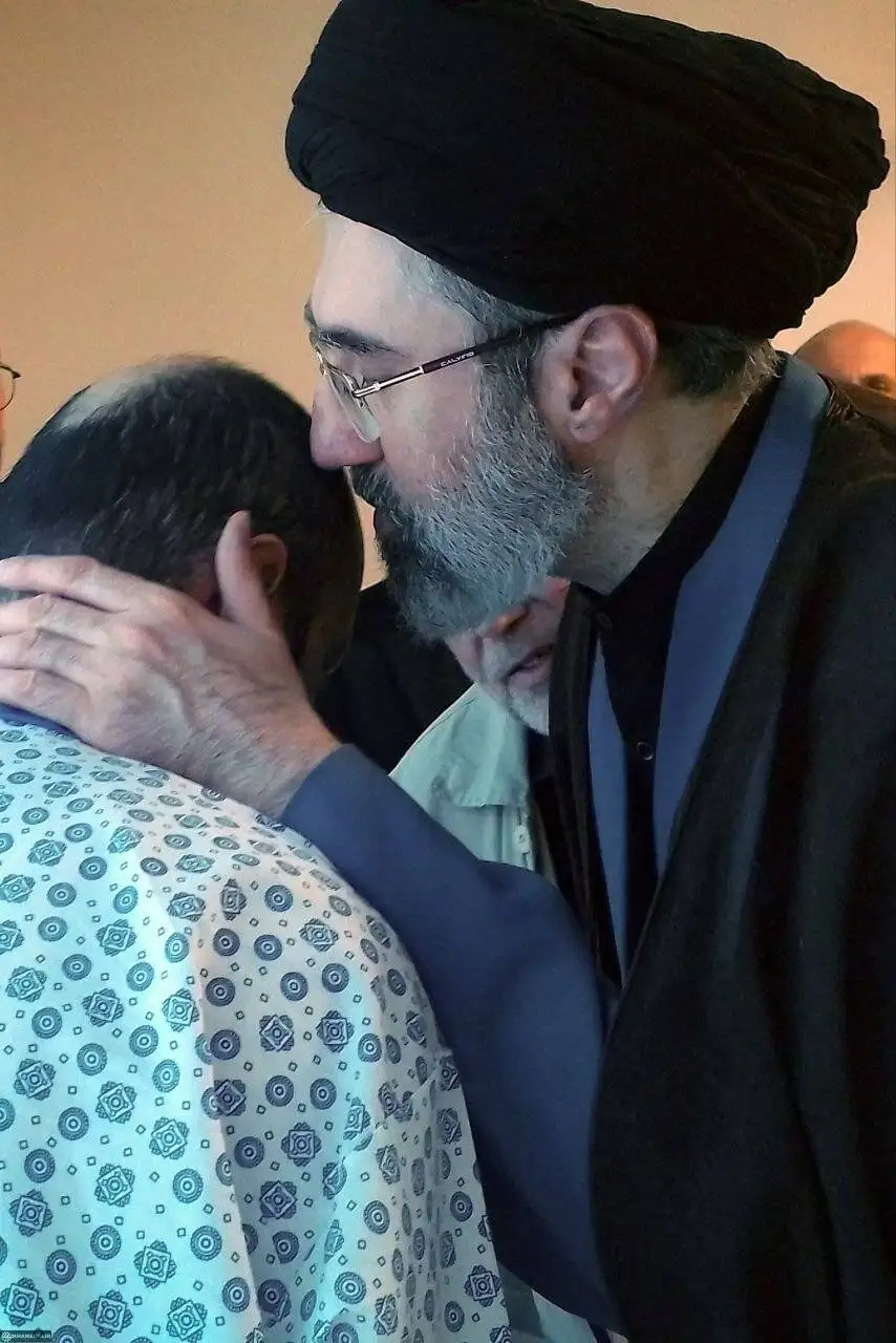 تصاویر - عکس هایی از لحظه عیادت رهبر انقلاب از جانبازان پیجری حزب الله لبنان