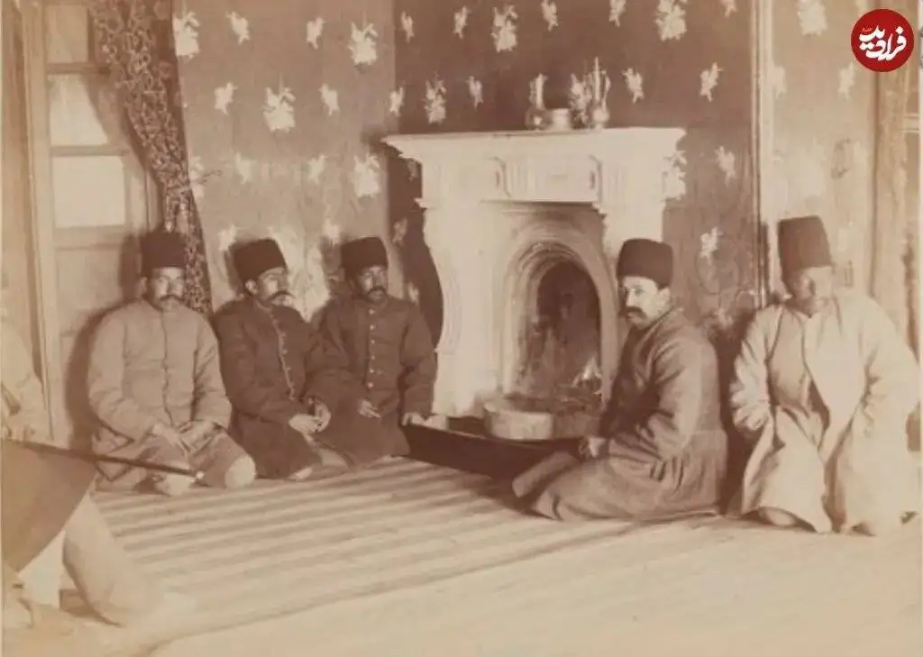 چهره اطرافیان ناصرالدین شاه را در کنار شومینه ببینید