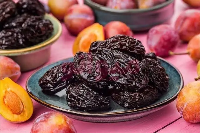 آلو خشک را صبح بخوریم یا شب؟؛ بهترین زمان برای رفع یبوست و بهبود گوارش