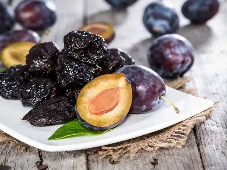 آلو خشک را صبح بخوریم یا شب؟؛ بهترین زمان برای رفع یبوست و بهبود گوارش