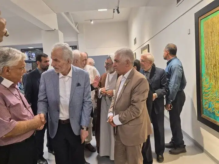 فکر می کنند کسی که مذهبی می نویسد، کلاس کارش پایین است!
