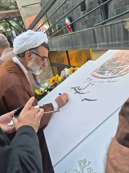 فکر می کنند کسی که مذهبی می نویسد، کلاس کارش پایین است!