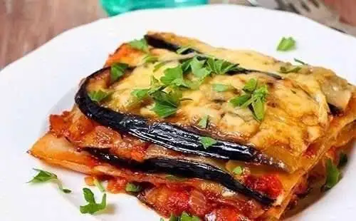 اگر گوشت چرخ کرده دارید، موساکا بادمجان درست کنید