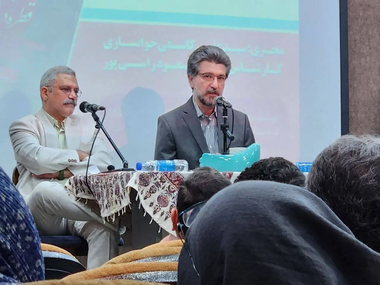 چه کسی این کتاب را نوشته است؟ پرسش بزرگ ادبیات در عصر هوش مصنوعی - دعوا بر سر مرز میان خلاقیت انسان و هوش مصنوعی
