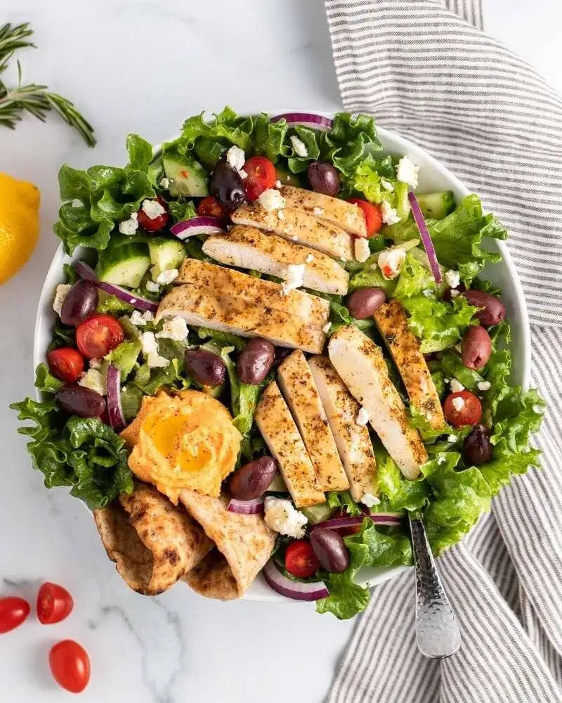 سالاد یونانی با مرغ؛ غذای پروتئینی و رژیمی + میزان کالری