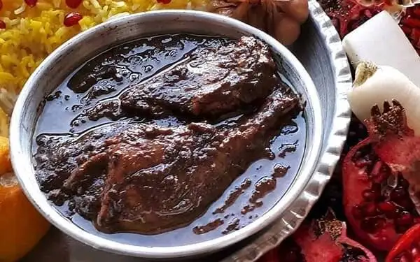فسنجان گیلانی با بقیه فسنجان ها فرق دارد؛ راز طعم ترش و رنگ تیره آن + درست کردن
