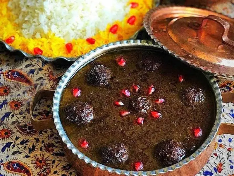 فسنجان گیلانی با بقیه فسنجان ها فرق دارد؛ راز طعم ترش و رنگ تیره آن + درست کردن