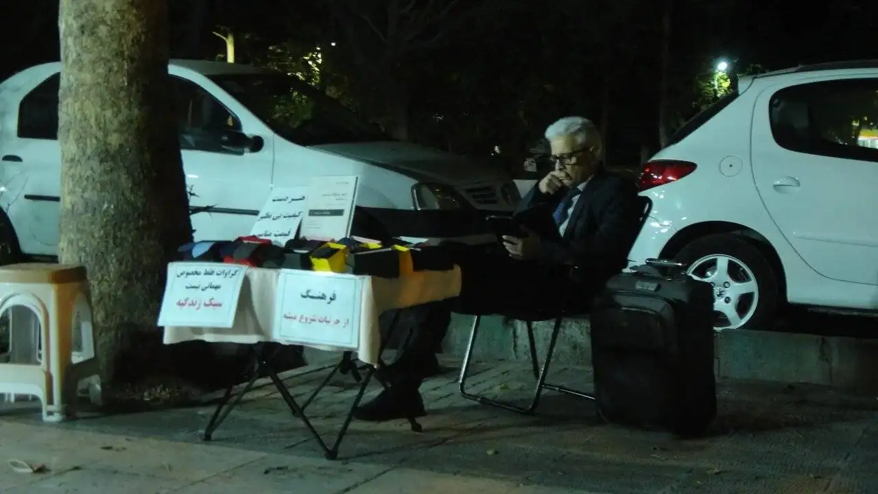 خوشتیپ ترین مرد دستفروش ایران با کت وشلوار و کراوات + عکس