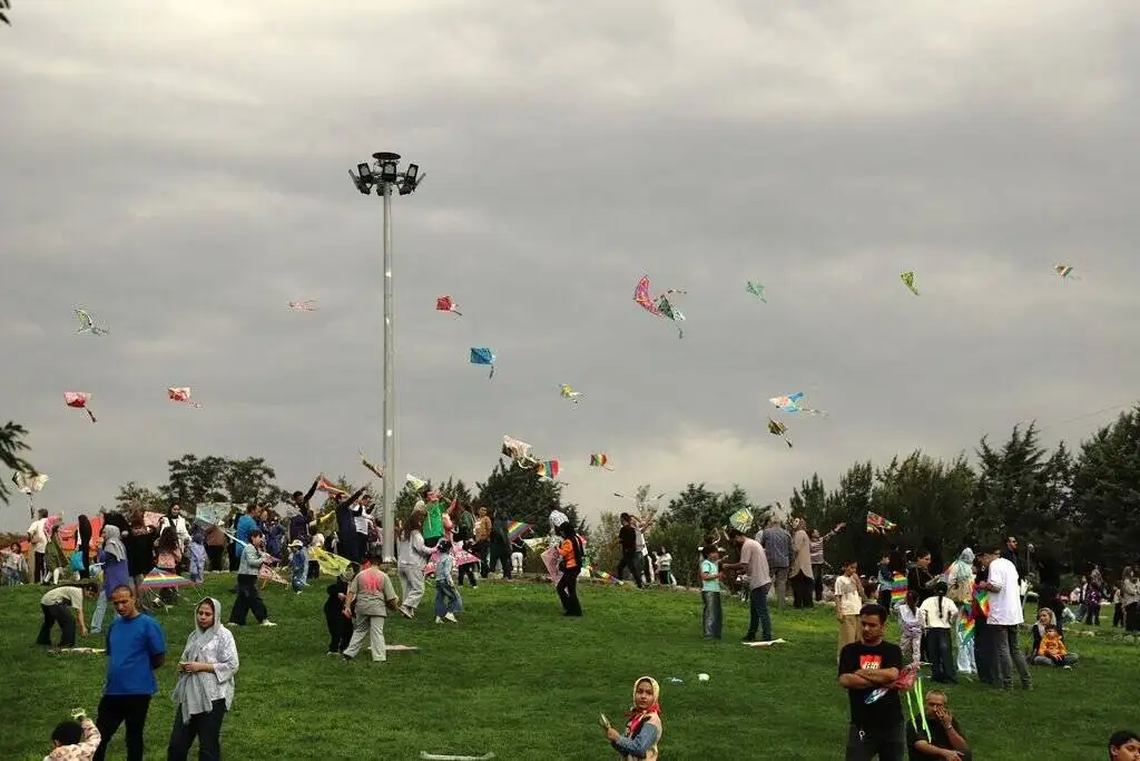 آسمان در دست بچه ها  -   برگزار شدن جشنواره بادبادک ها در تهران و شهرهای مختلف ایران