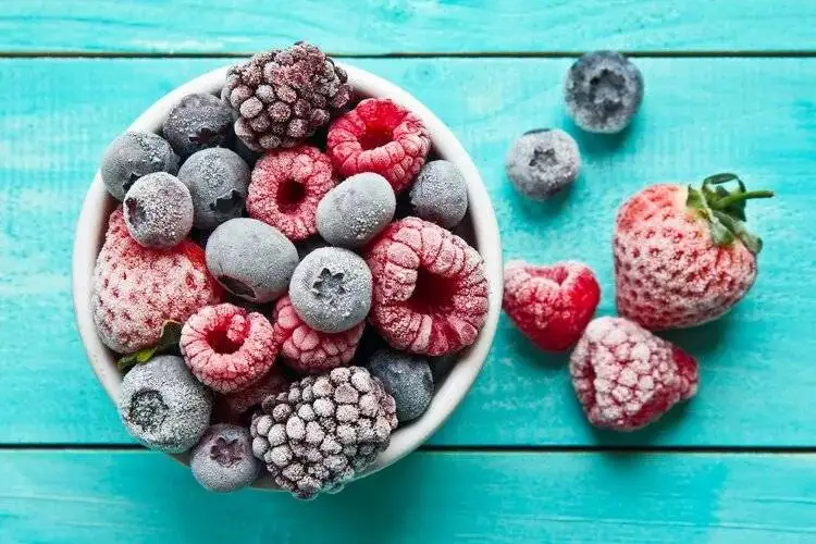 5 اشتباه رایج هنگام خرید میوه و سبزیجات منجمد؛ نکات مهم خرید و نگهداری