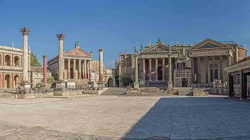 ساکنان کندو در مقابل بازیگرانِ یک شهرک سینمایی: کالبدشکافی دو جامعه