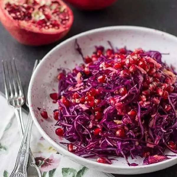 برای مهمانی پاییزی چه سالادی درست کنیم؟ دستور سالاد کلم و انار