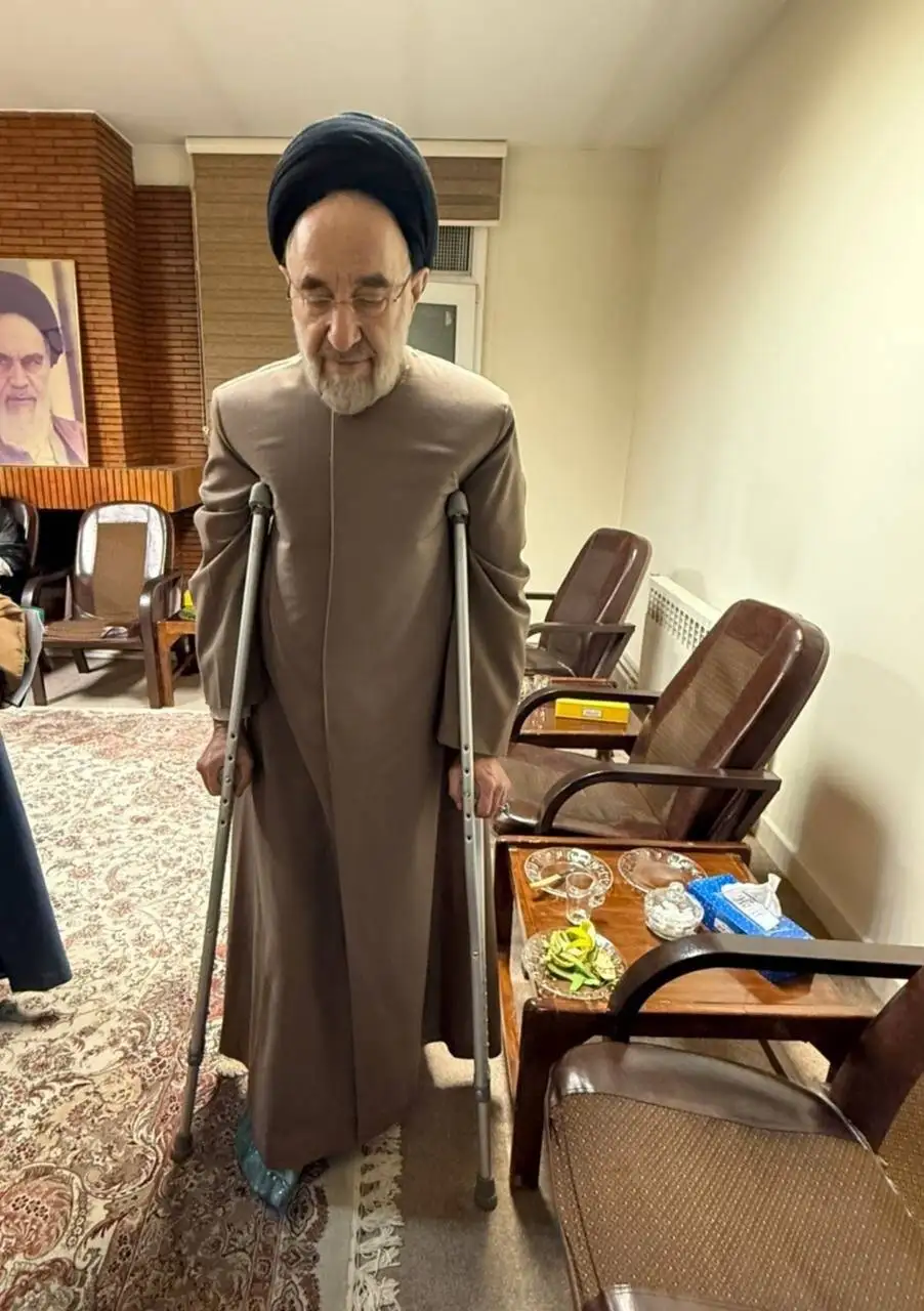 تصاویر سیدمحمد خاتمی با پای آسیب دیده و عصا به دست؛ ببینید